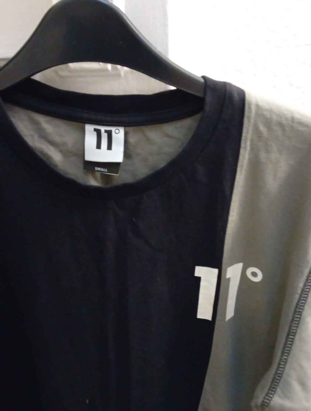 Mens T.shirt Size Small Eleven Grey/black