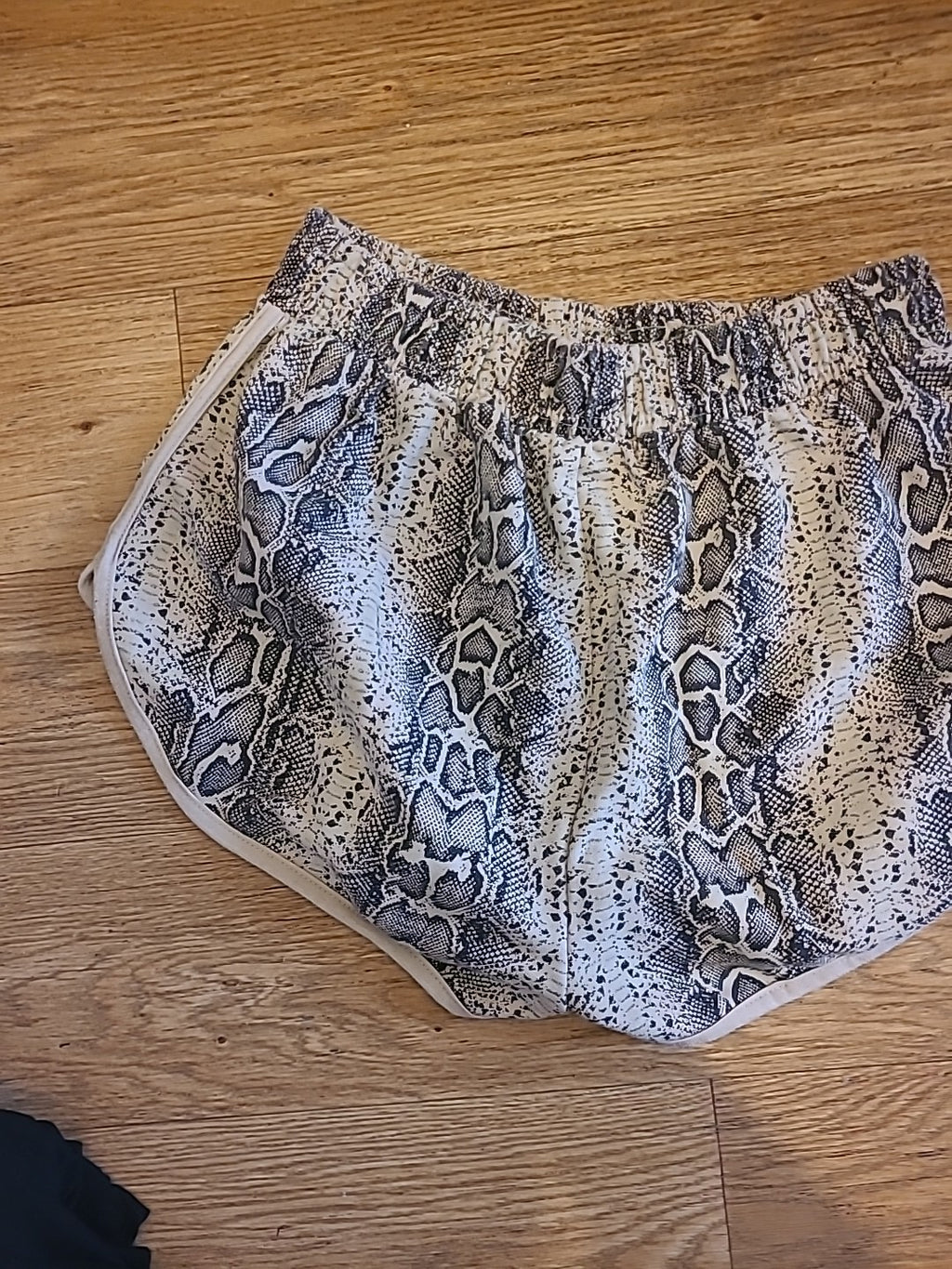 Ladies Prettylittlething Size 10 Brown/Beige/Black Elasticated Hot Pants
