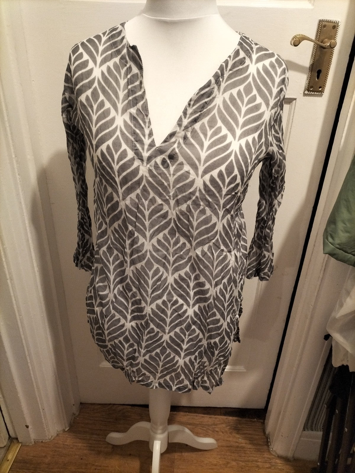 Ladies Ale-Hop Size S-M Grey And White Blouse