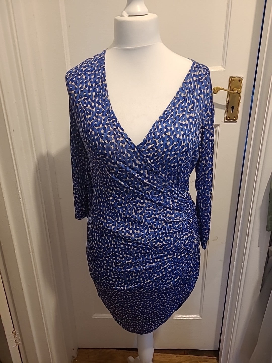 Ladies Ingenue London Size S/M Blue Patterned V Neck Dress