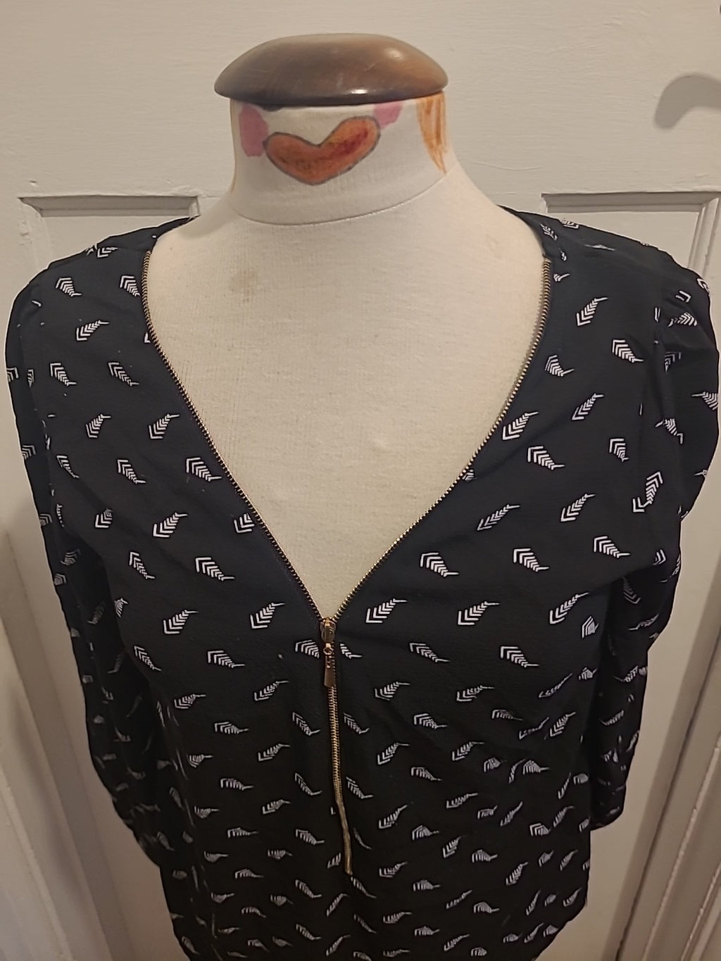 Ladies Izabel Size 10 Black White Patterned Long Sleeved Blouse