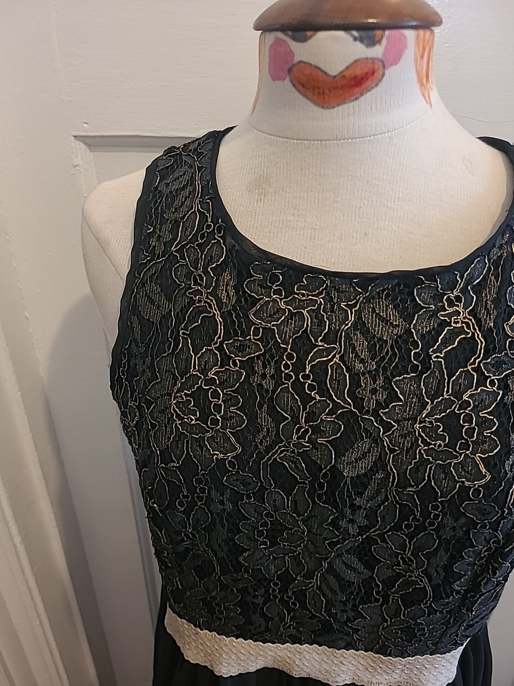 Ladies Solo Size 16 Black Gold Lined Long Length Sleeveless Dress