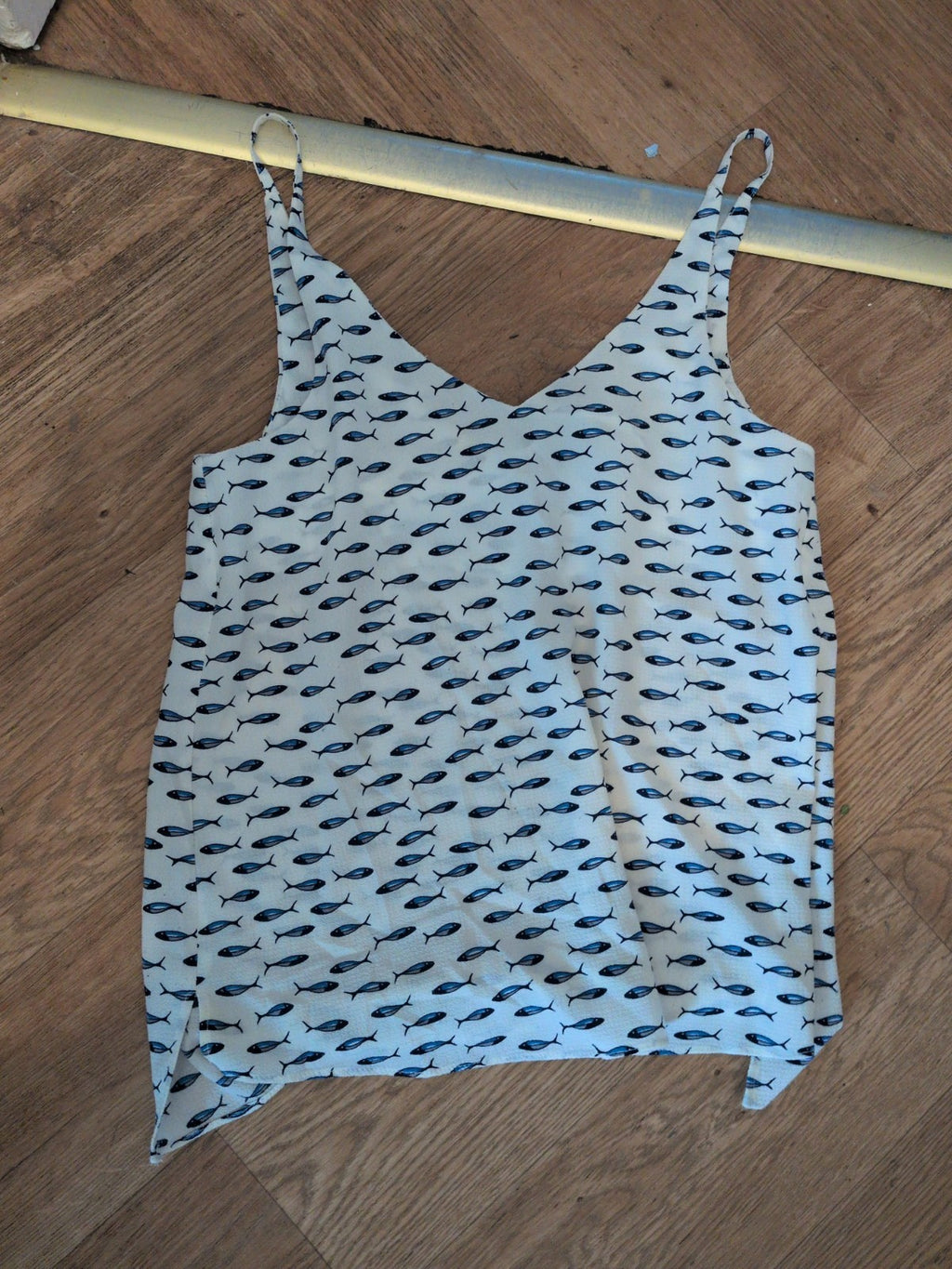 LM Small White Fish Pattern Sleeveless Blouse