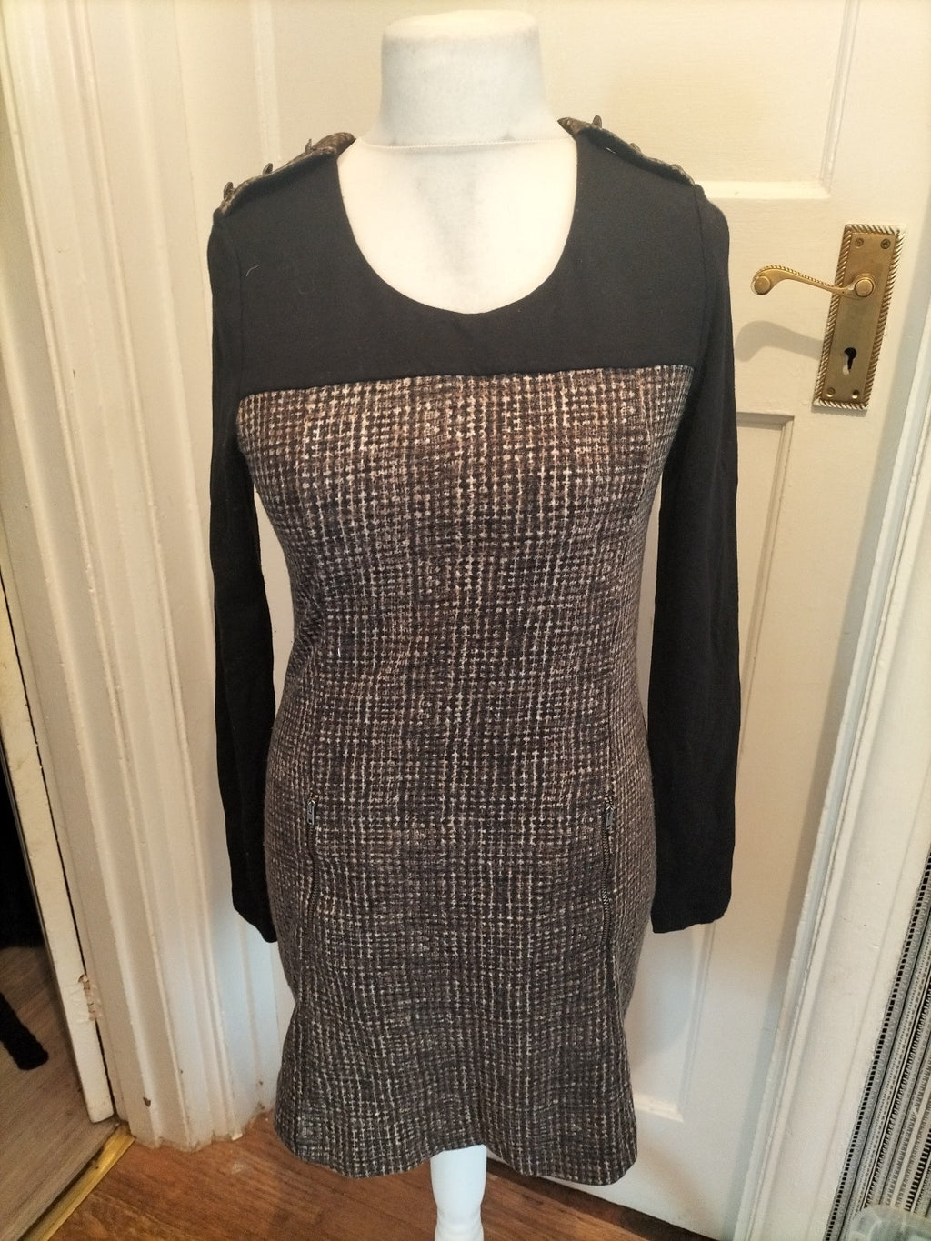 Ladies Yest Size Small Brown And Black Long Sleeved Dress