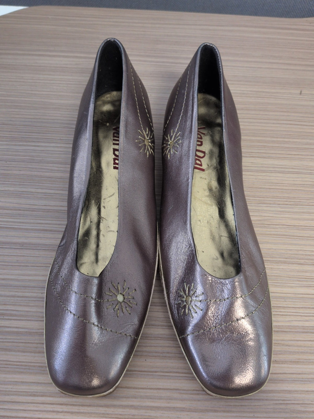 Van Dal Gold EU 36 Sun Pattern Flats