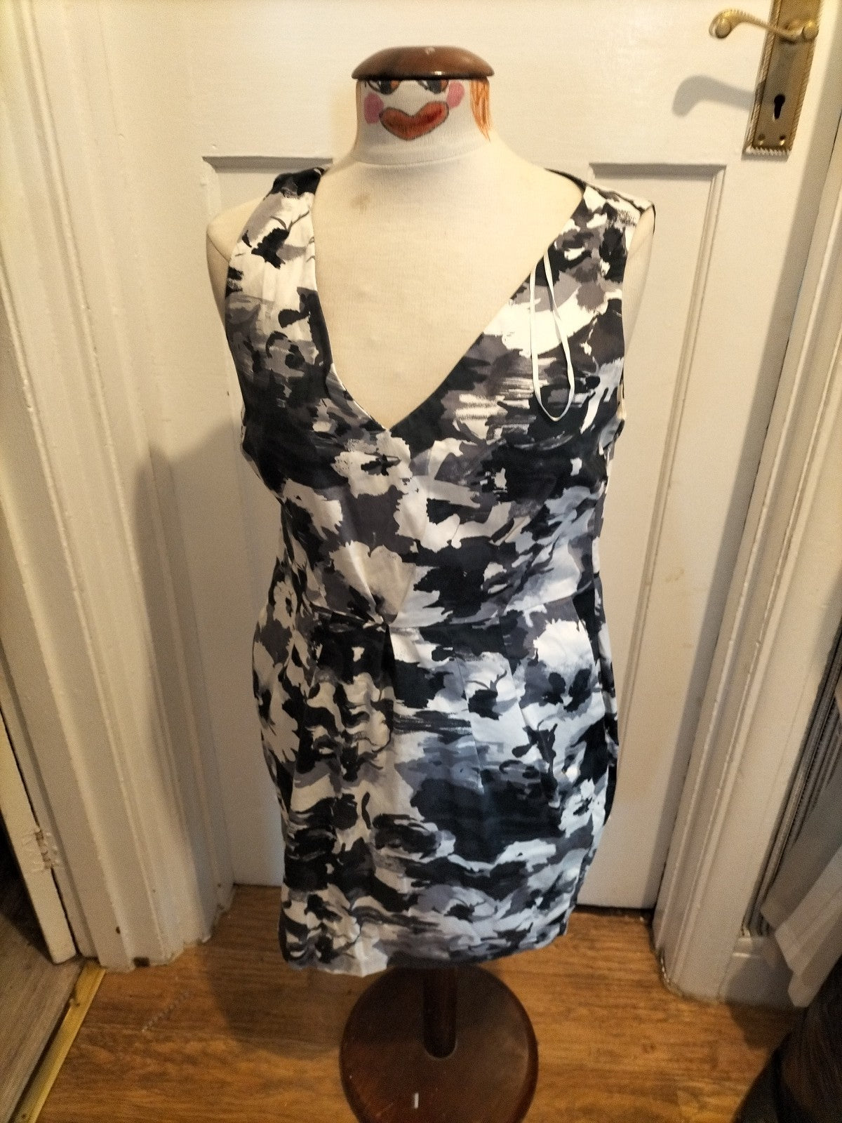 Ladies Size Large Black/Grey/White V Neck Sleeveless Dress