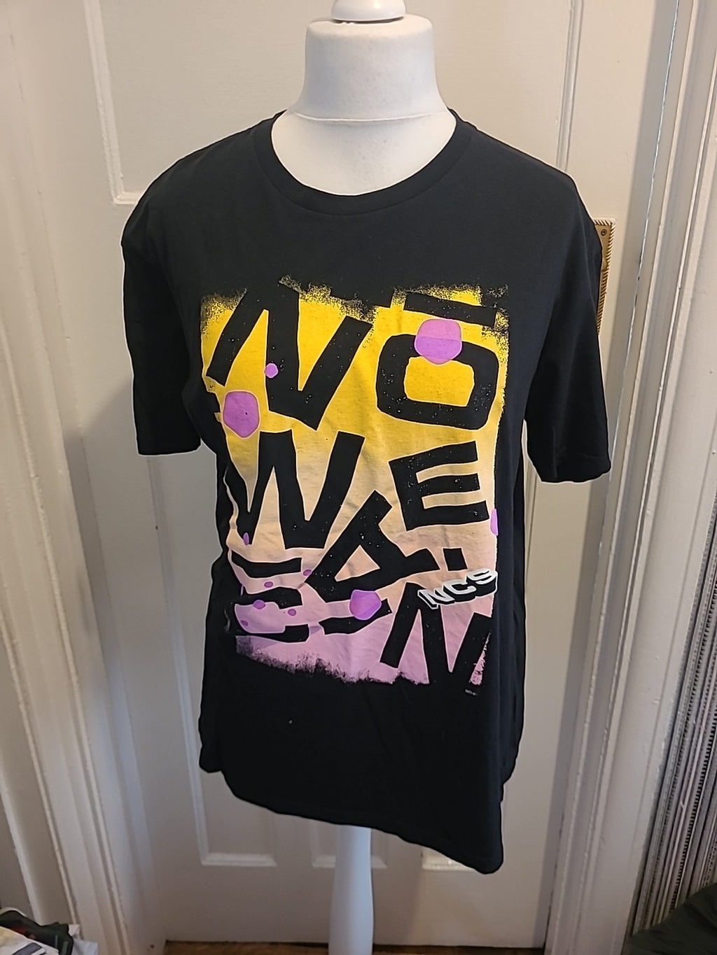 Mens Gildan Size Large Black Pink Yellow Print Short Sleeved Tshirt