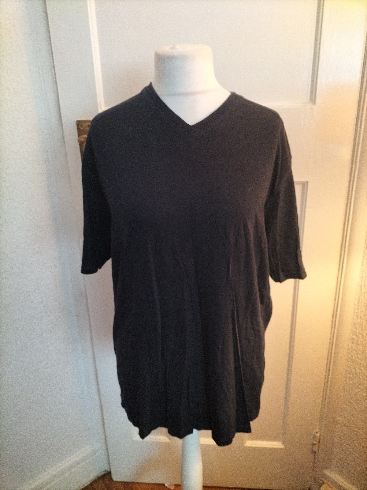 Mens Casual Club Size L Black V Neck Tshirt Short Sleeved