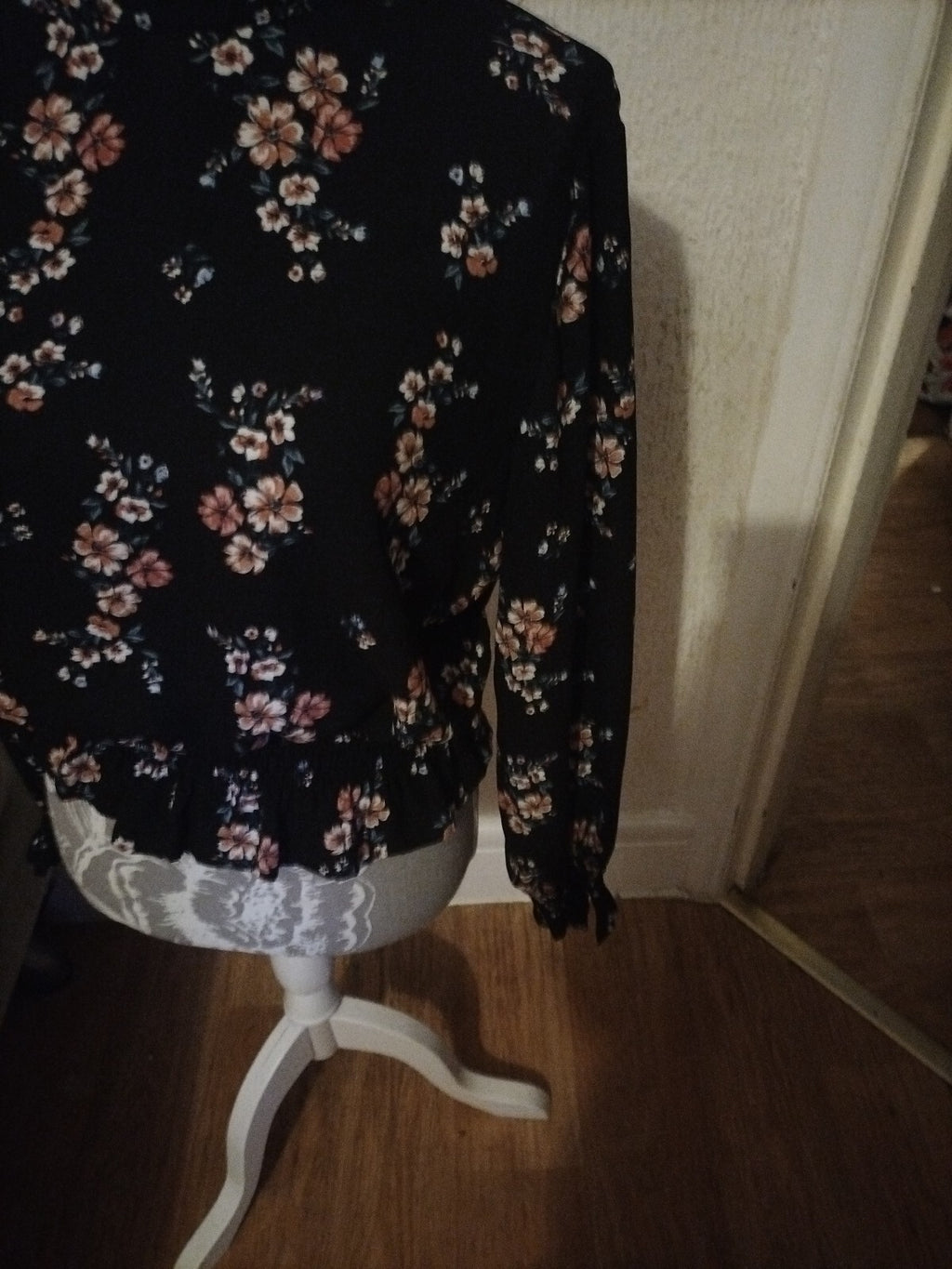 Ladies H+M Size 6 Floral Long Sleeved Blouse