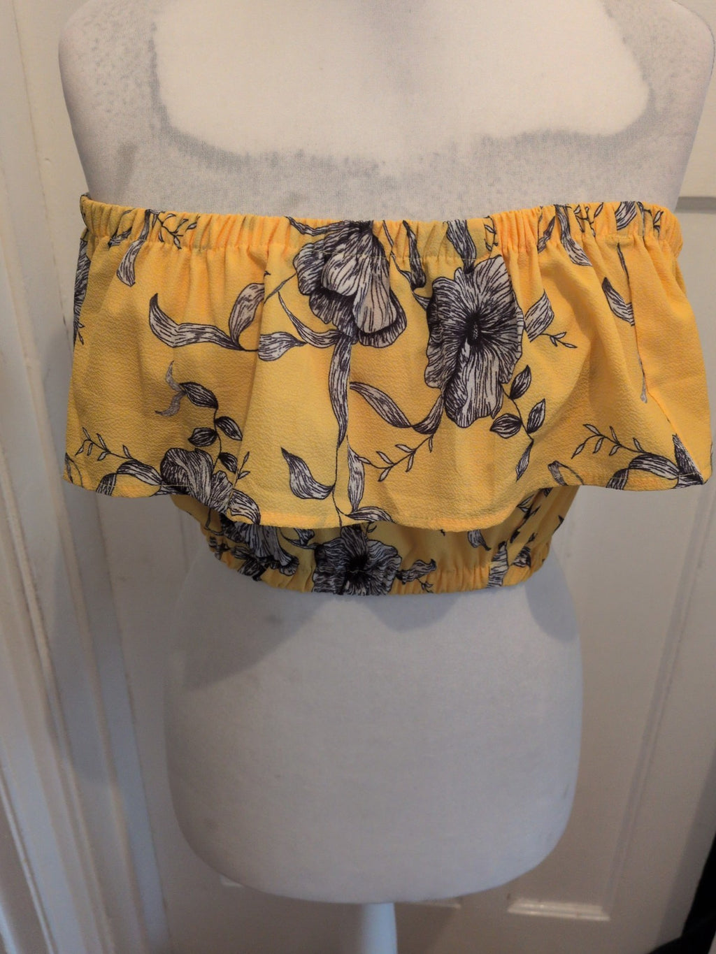 In The Style 12 Yellow Floral Short Sleeve Crop Top