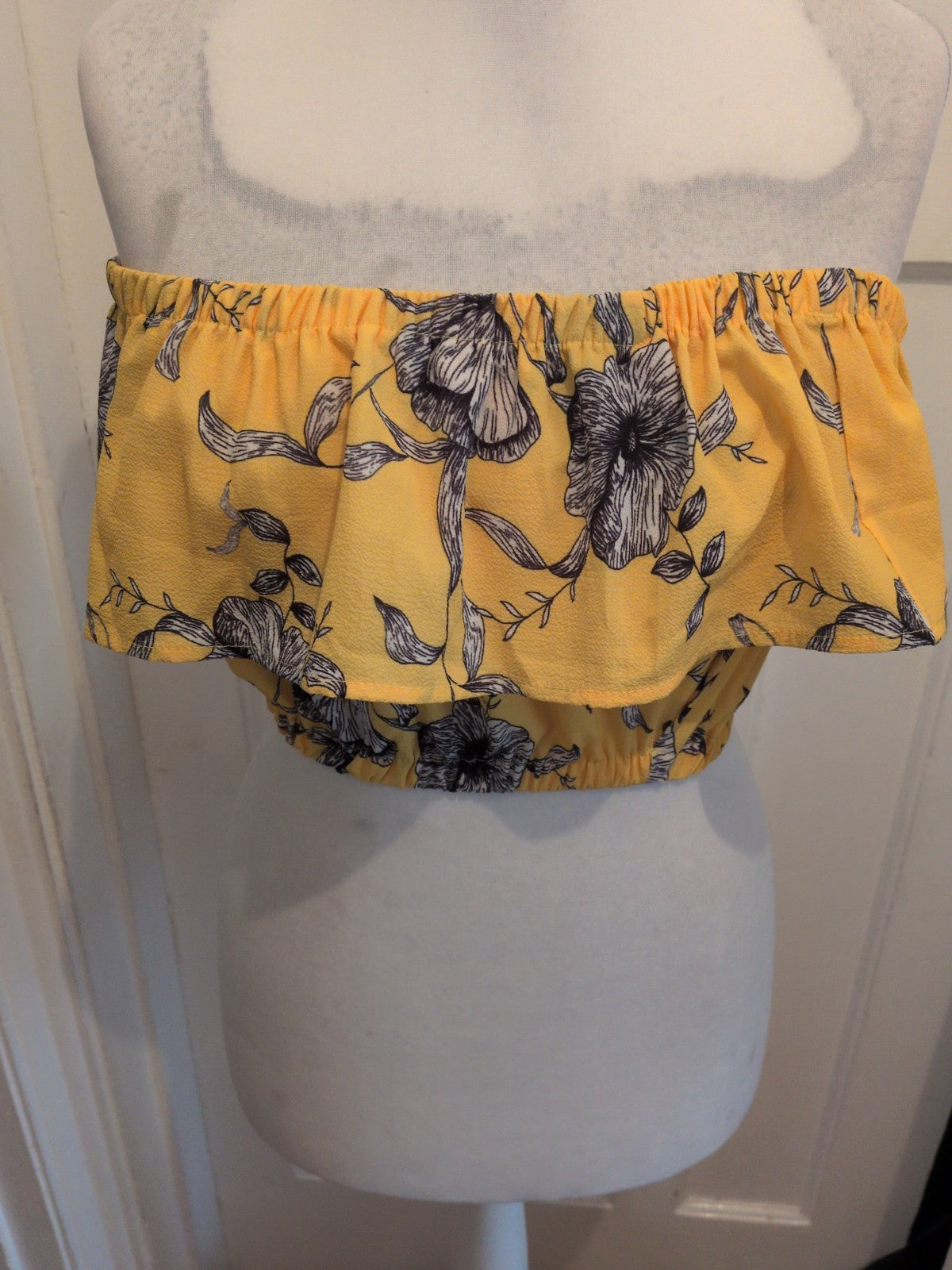 In The Style 12 Yellow Floral Short Sleeve Crop Top