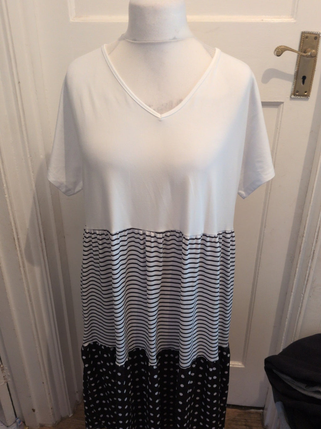 Ladies Size 2XL White And Spotty Short Sleeve Maxi Dress