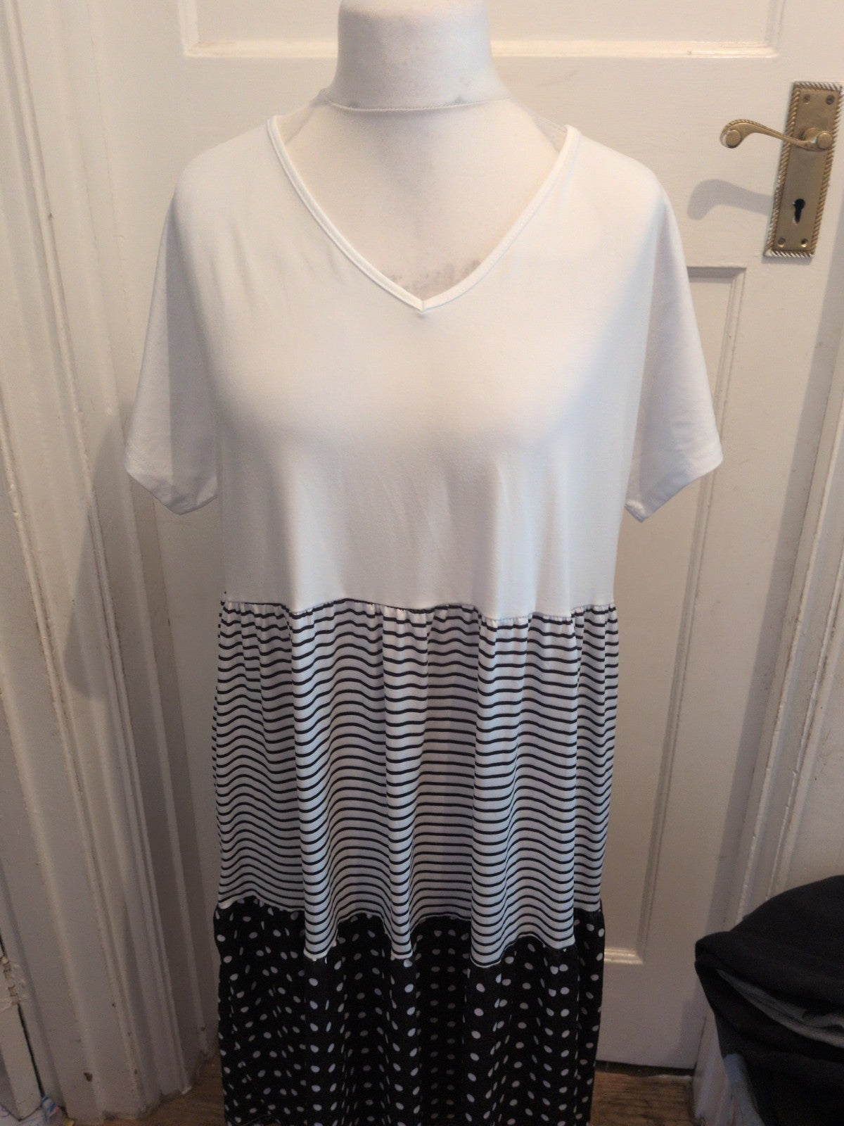 Ladies Size 2XL White And Spotty Short Sleeve Maxi Dress