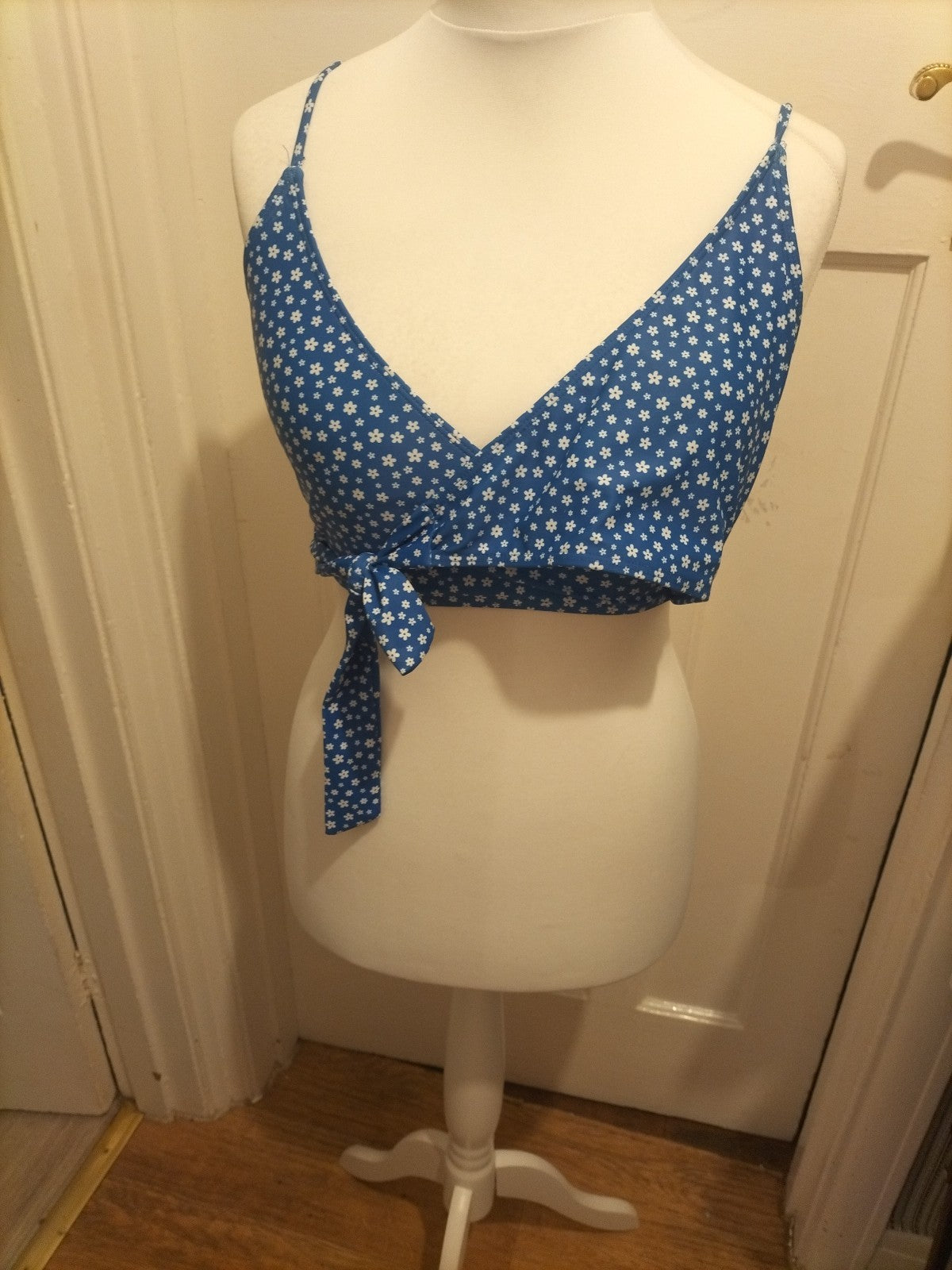 Ladies Size Medium Blue And White Floral Bikini Bra