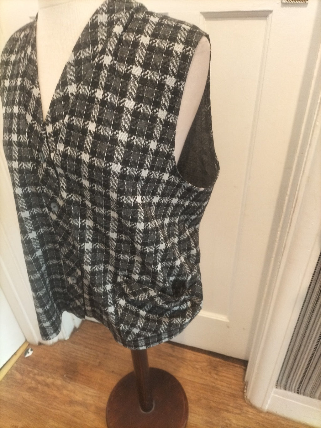 Ladies Carr&Westley Size 20 Black White Grey Check Sleeveless Blouse