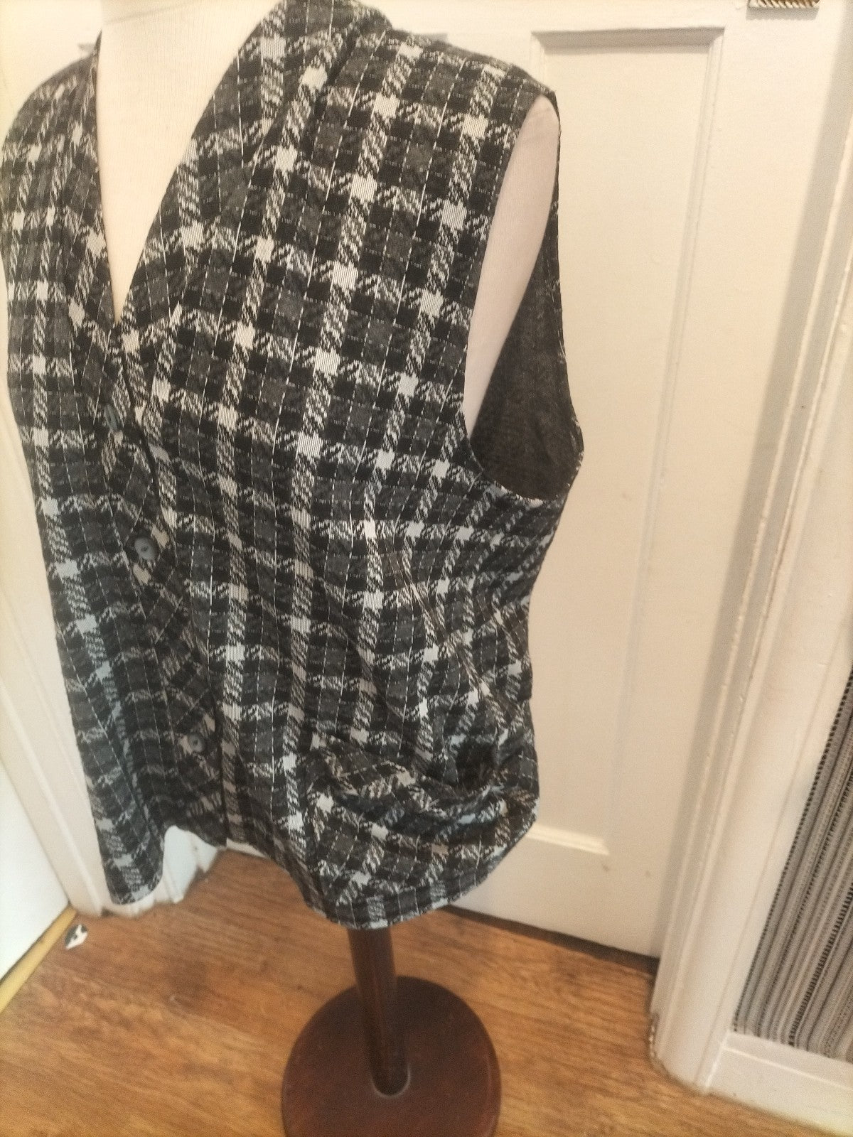 Ladies Carr&Westley Size 20 Black White Grey Check Sleeveless Blouse