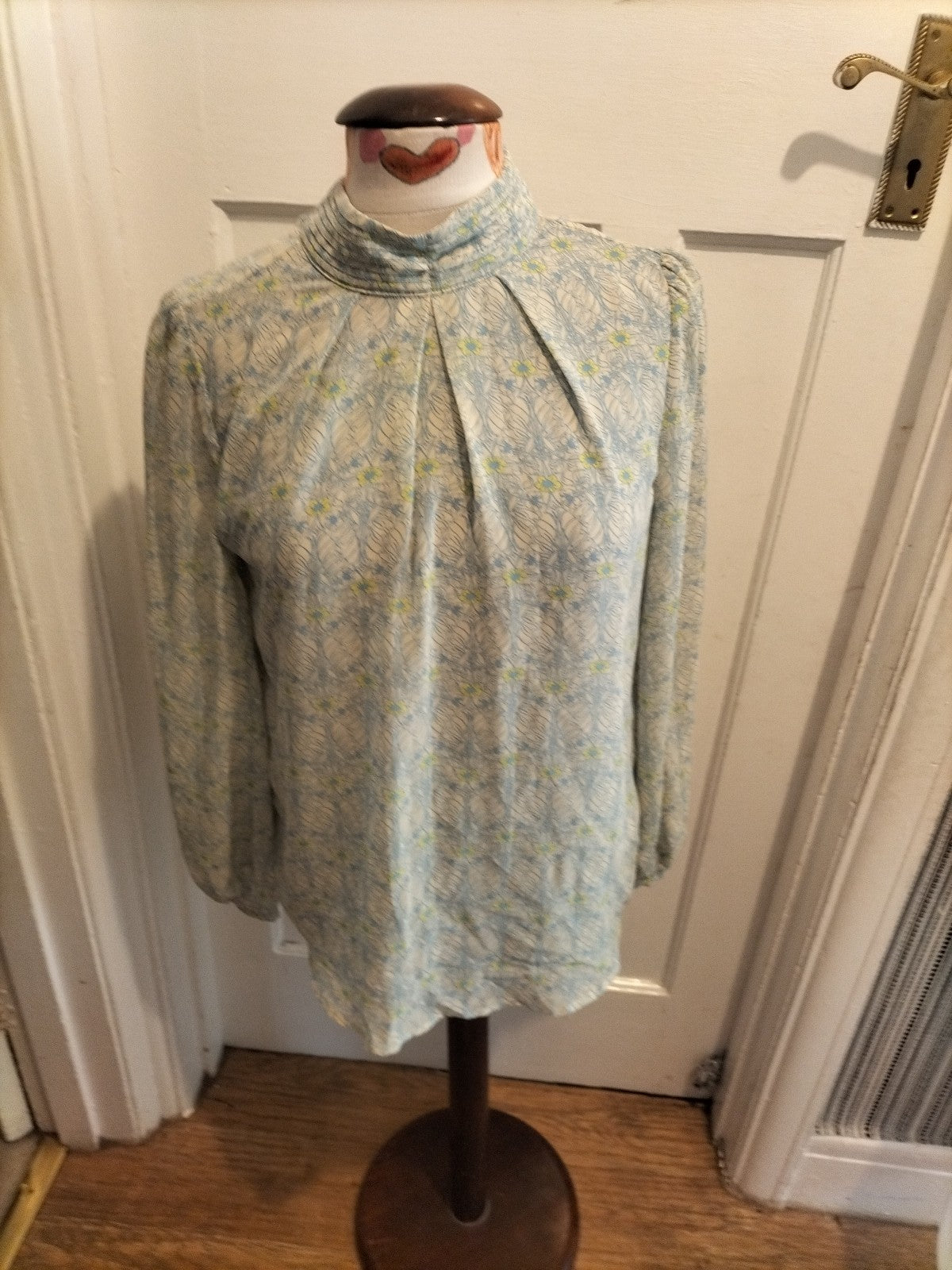 Ladies Tu Size 10 Cream/Blue/Yellow Patterned Long Sleeved Lined Blouse