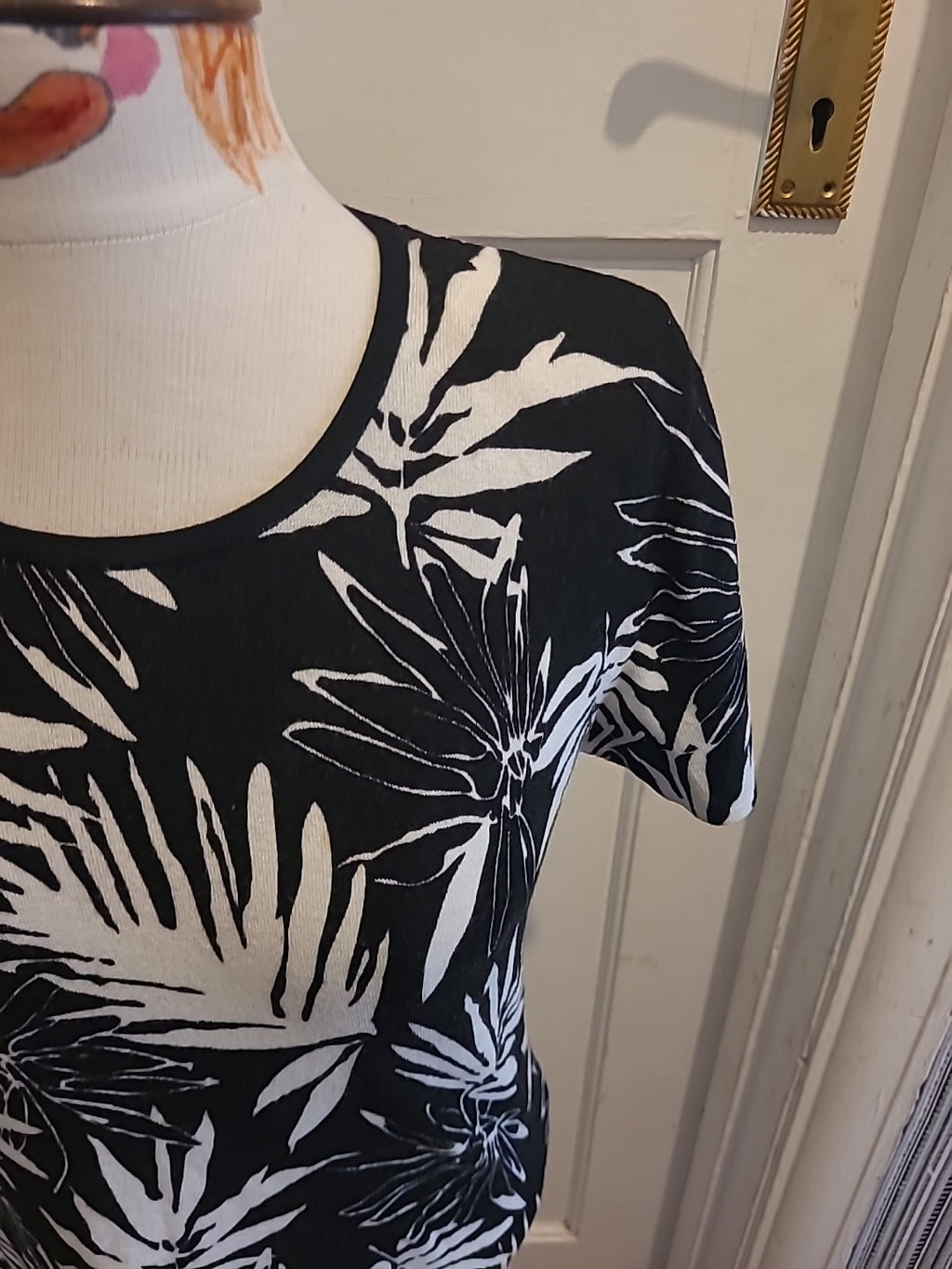 Ladies Roman Size Small Black White Floral Padded Short Sleeved Tshirt
