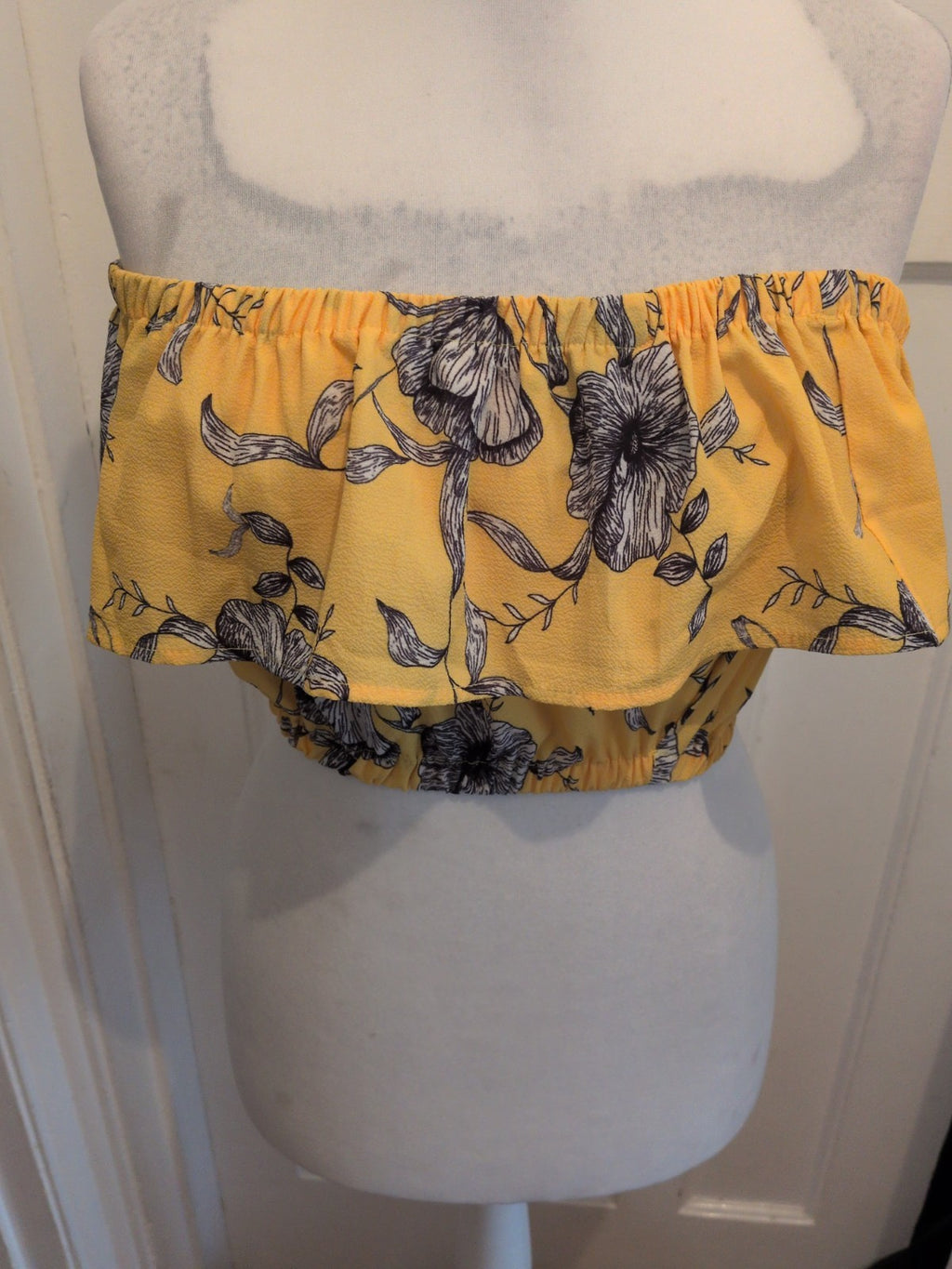 In The Style 12 Yellow Floral Short Sleeve Crop Top