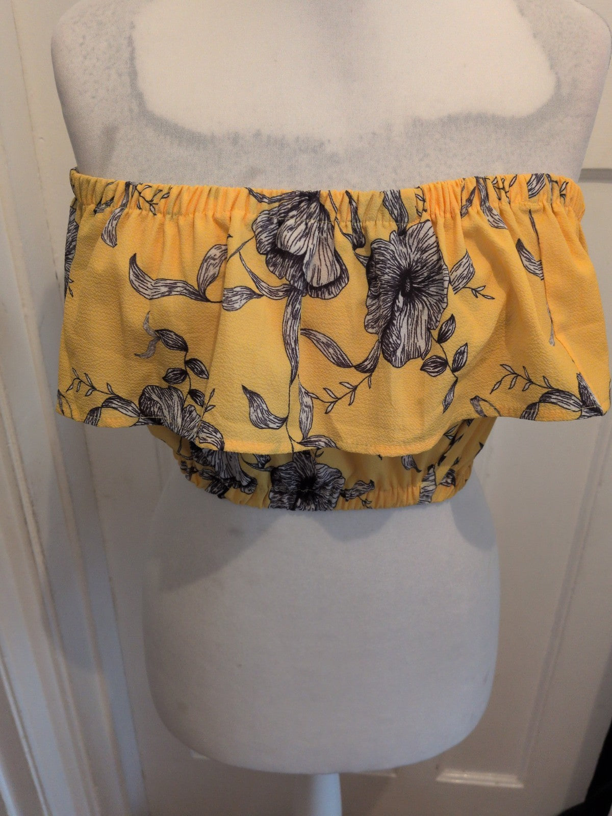 In The Style 12 Yellow Floral Short Sleeve Crop Top