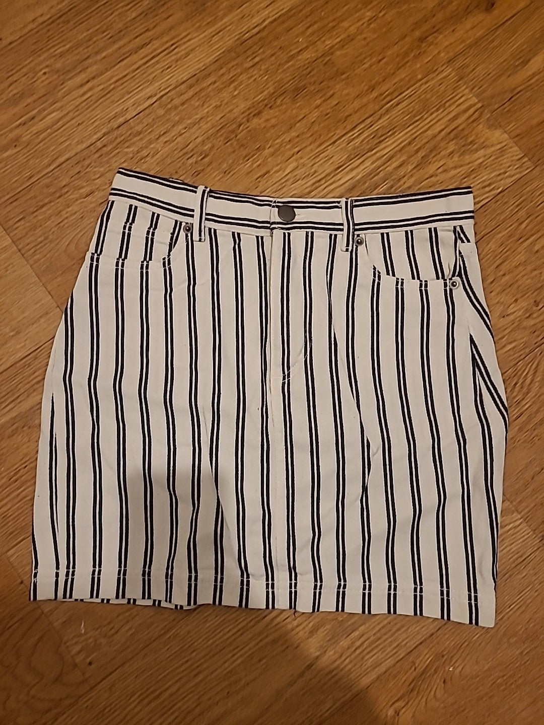 Ladies Monki Size Euro 34 Black White Mini Skirt