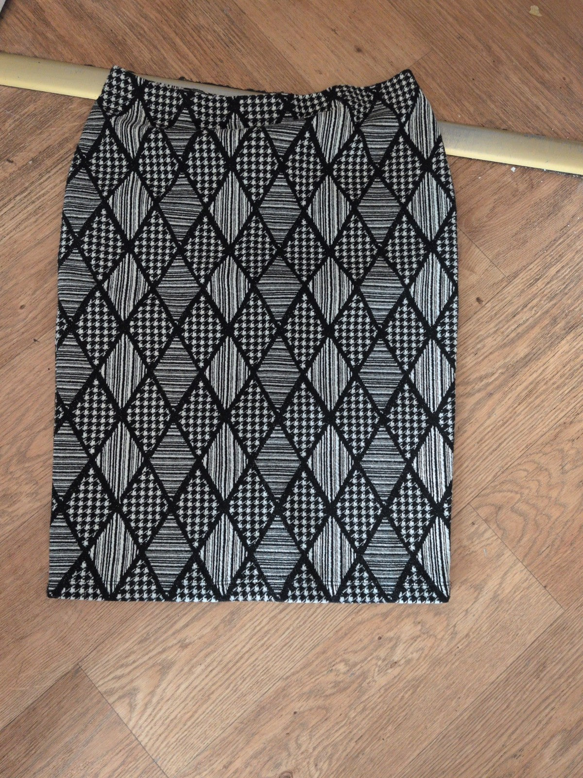 Tu 10 Black White Diamond Pattern Skirt Stretc