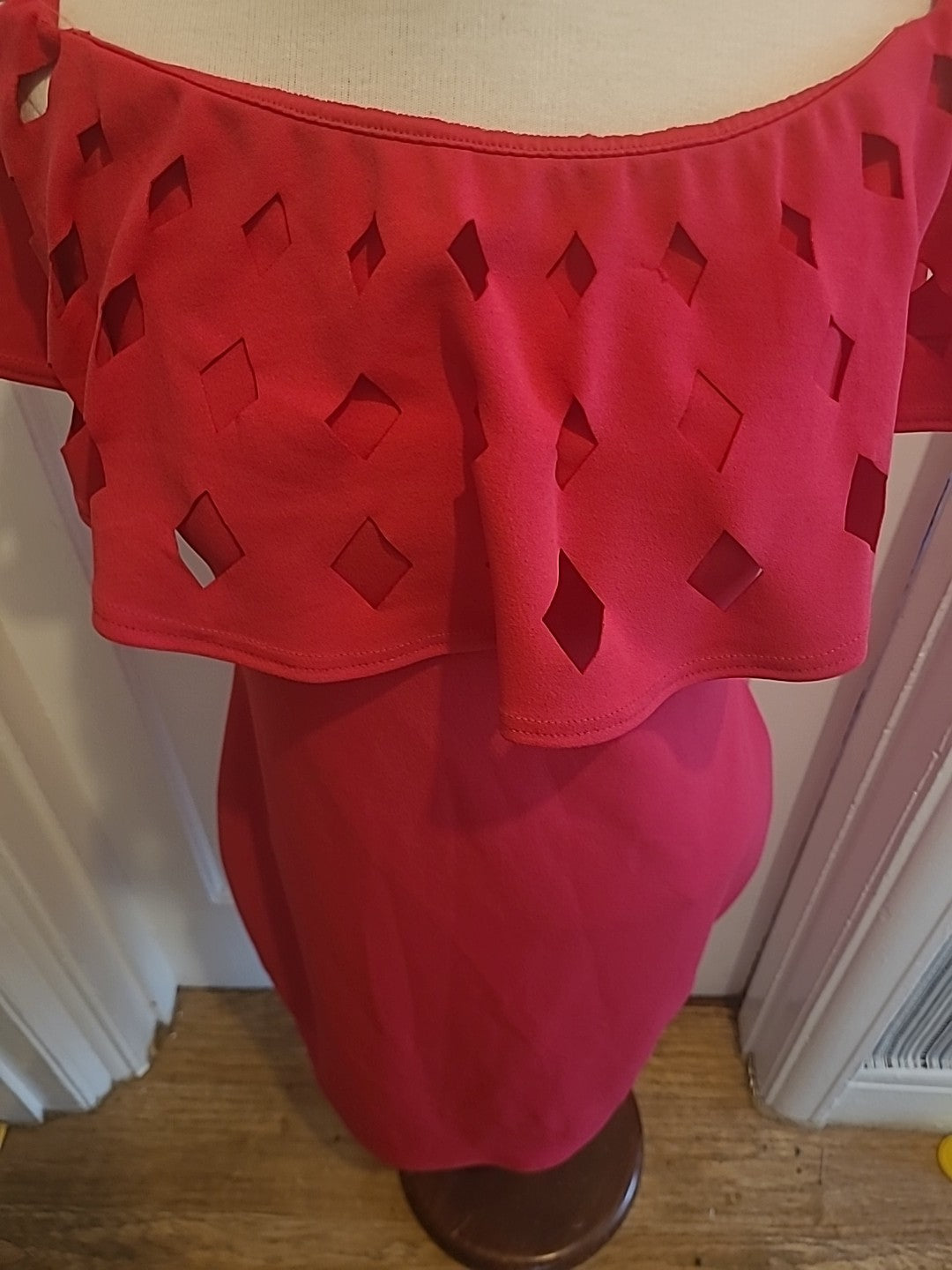 Ladies Cara Mia Size 14 Pink Detailed Neck Sleeveless Dress