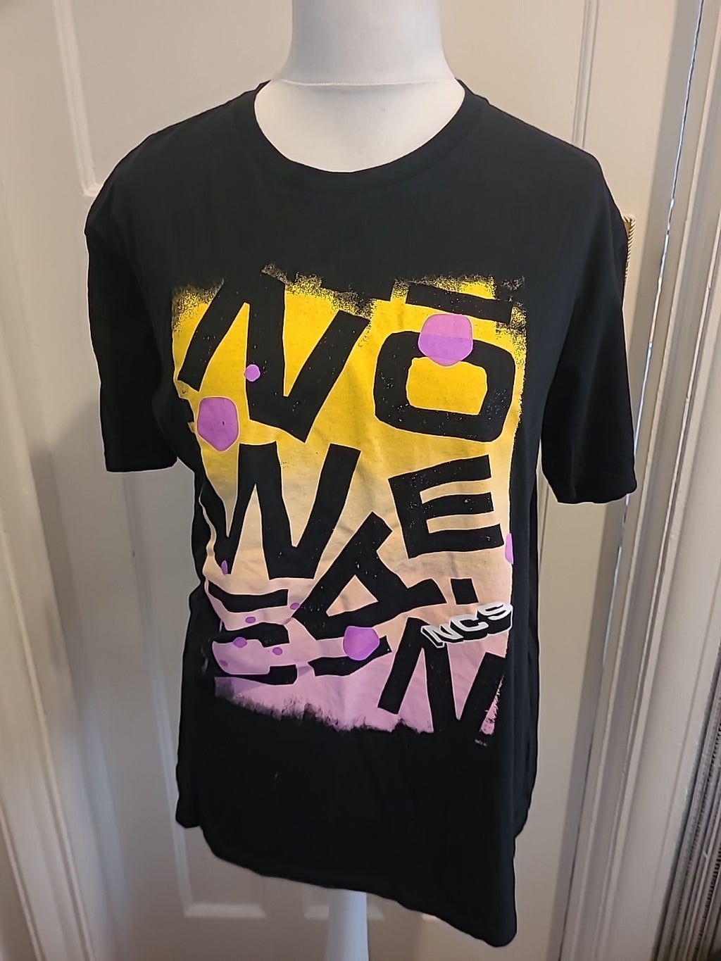 Mens Gildan Size Large Black Pink Yellow Print Short Sleeved Tshirt