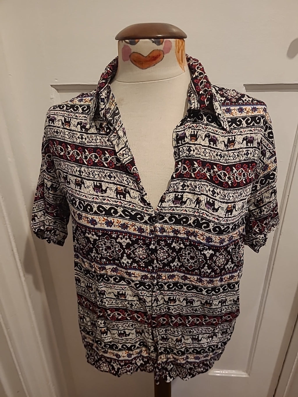 Ladies Size 12 White Black Pattern Short Sleeve Blouse