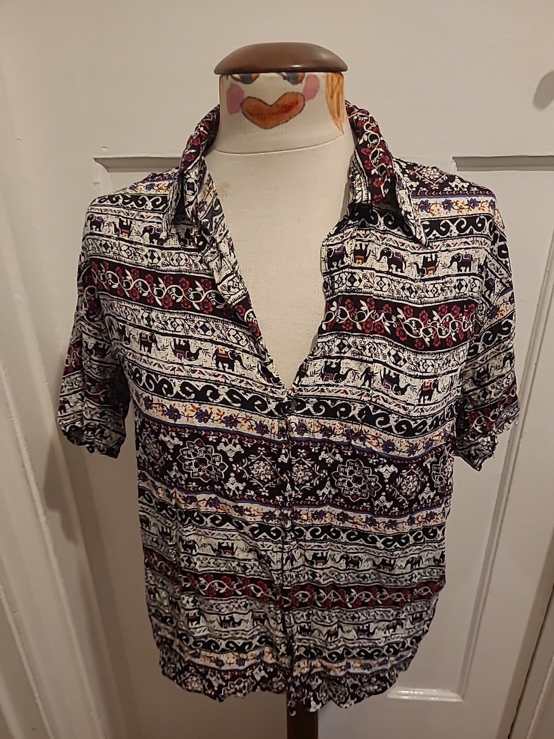 Ladies Size 12 White Black Pattern Short Sleeve Blouse