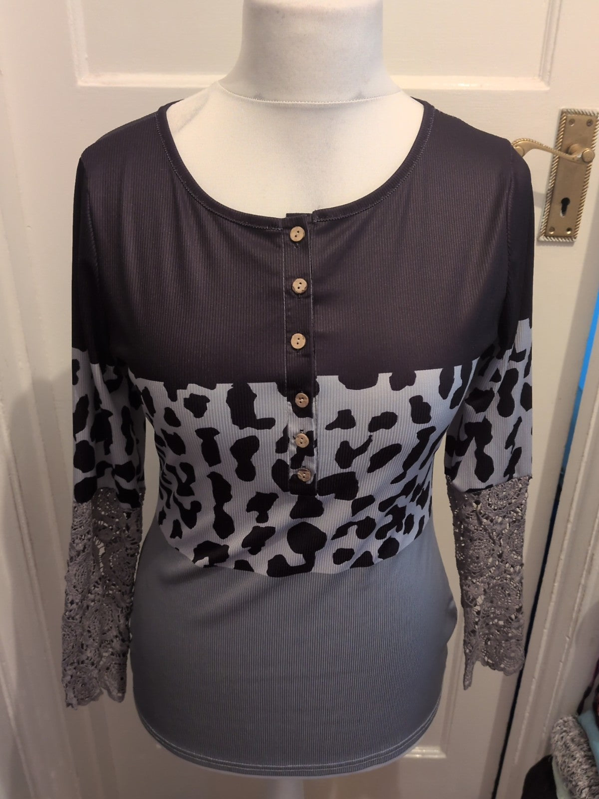 Ladies Size M Black/Grey/Teal Long Lace Sleeved T-shirt