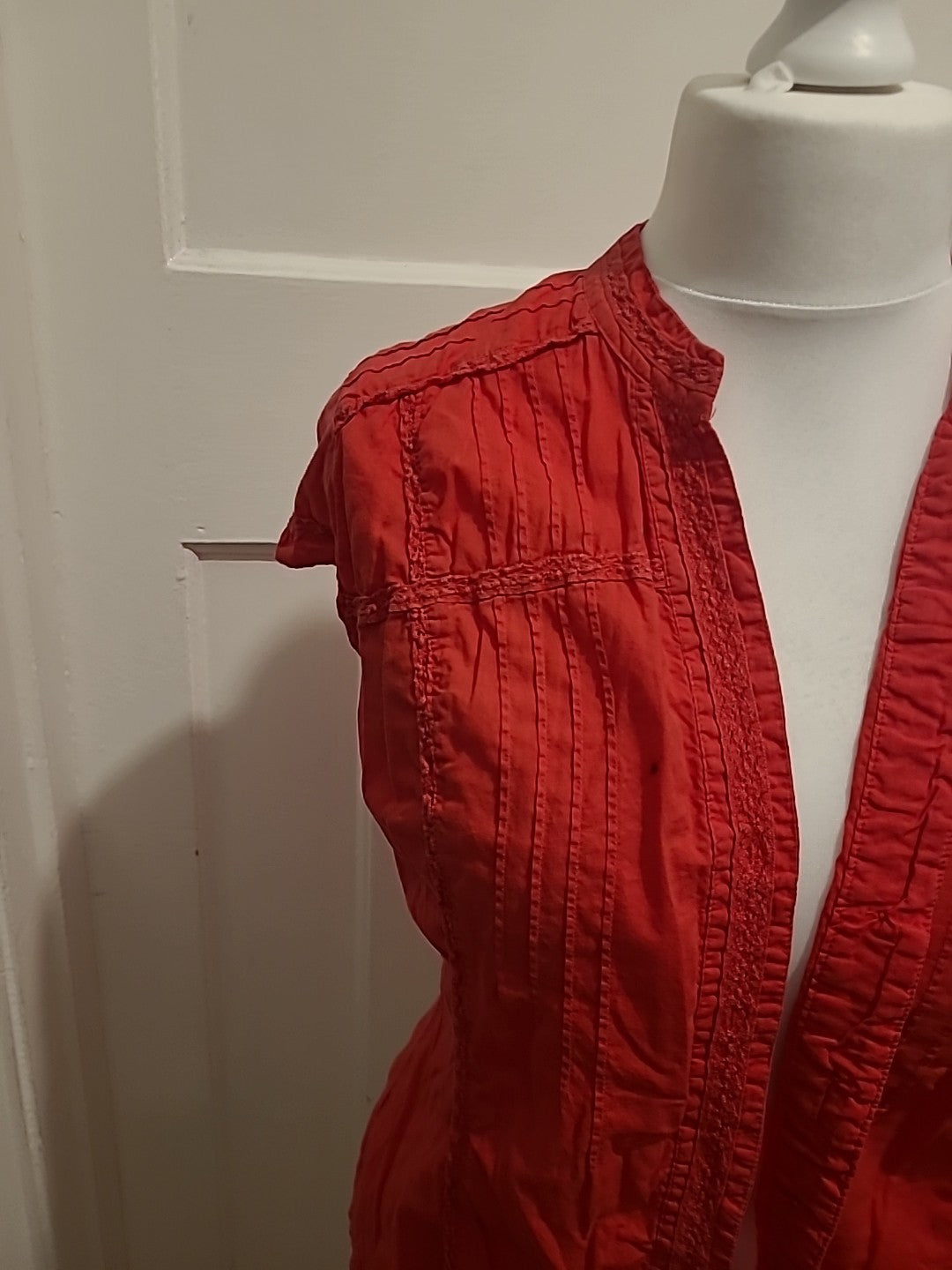Ladies Size Medium Red Sleeveless Buttoned Blouse