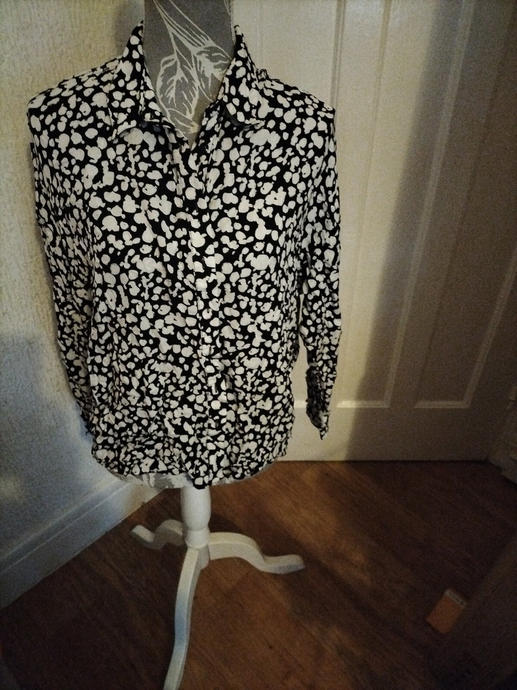 Ladies Tu Size 8 Black/White Long Sleeved Blouse