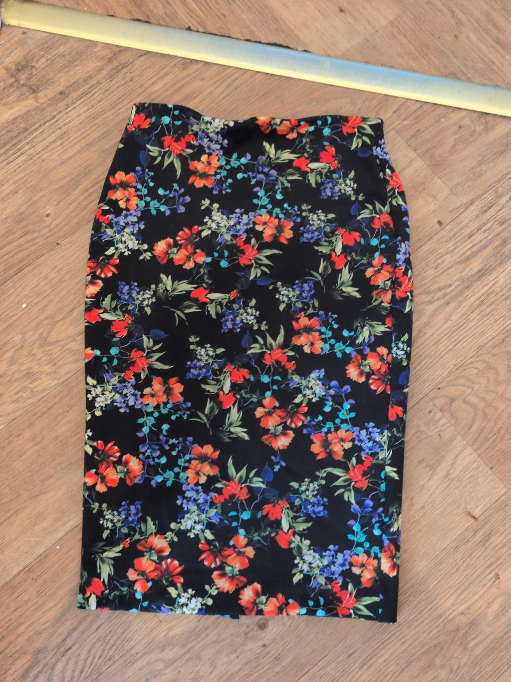 Ladies Papaya Weekend Size 8 Dark Navy Floral Stretch Straight Skirt