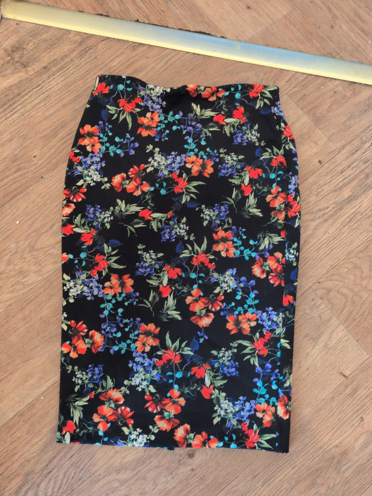 Ladies Papaya Weekend Size 8 Dark Navy Floral Stretch Straight Skirt