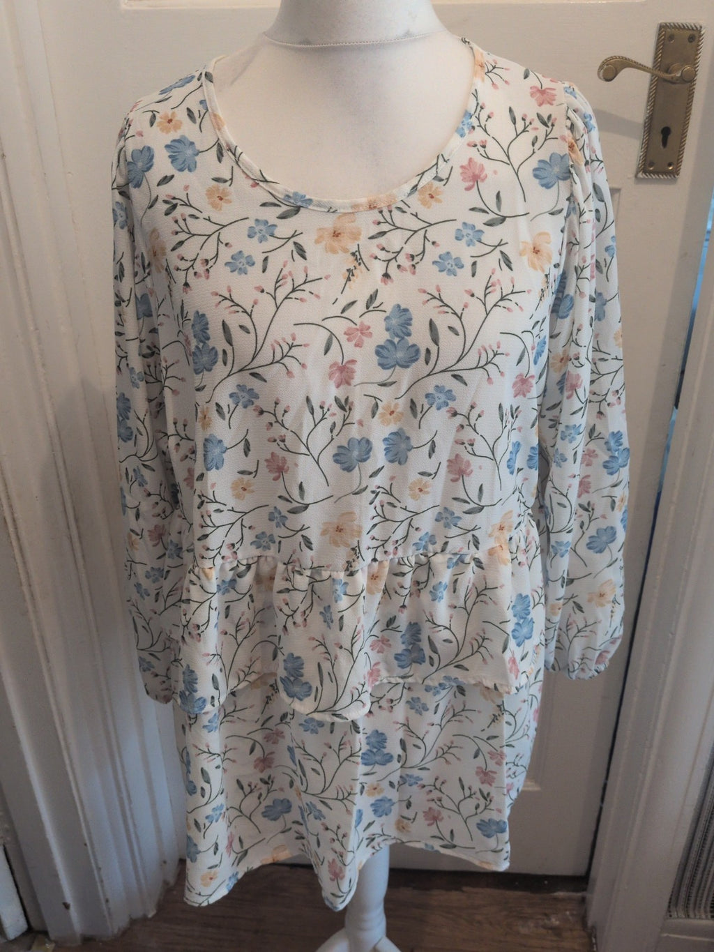 Ladies Long Line Top Floral Yours Size 20