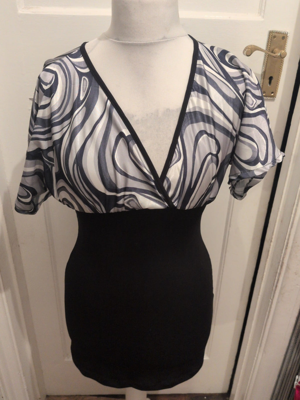 Ladies Size Medium Black And Silver Short Sleeve Top