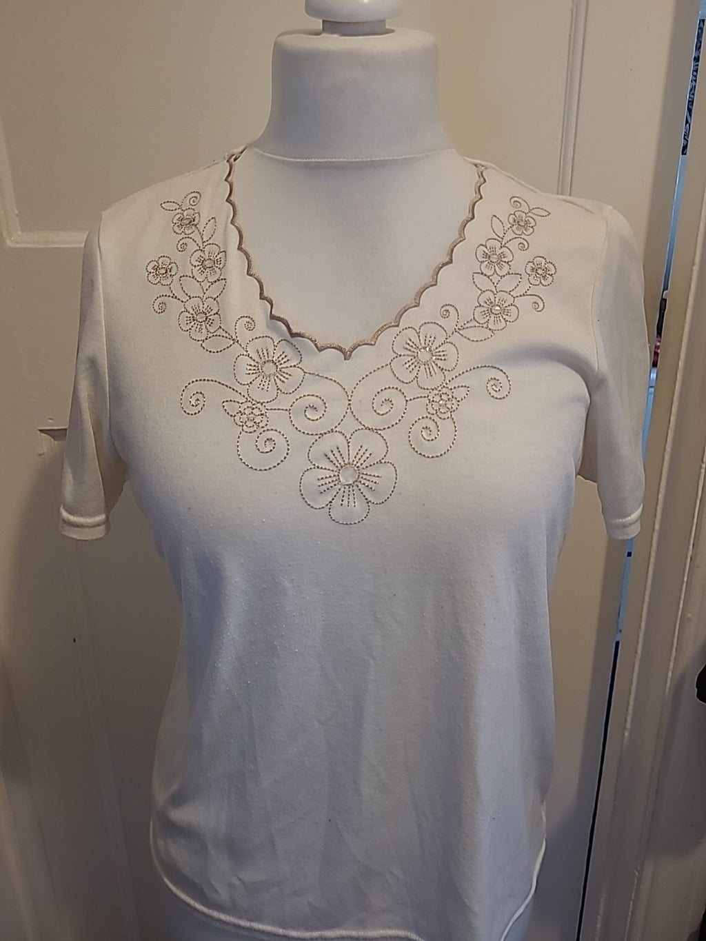 Ladies Bm Size Medium Ivory With Embroidery Floral Short Sleeved Blouse