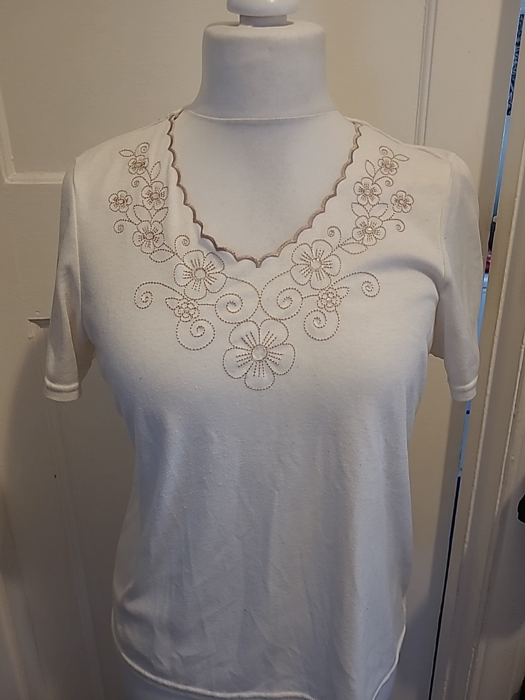 Ladies Bm Size Medium Ivory With Embroidery Floral Short Sleeved Blouse