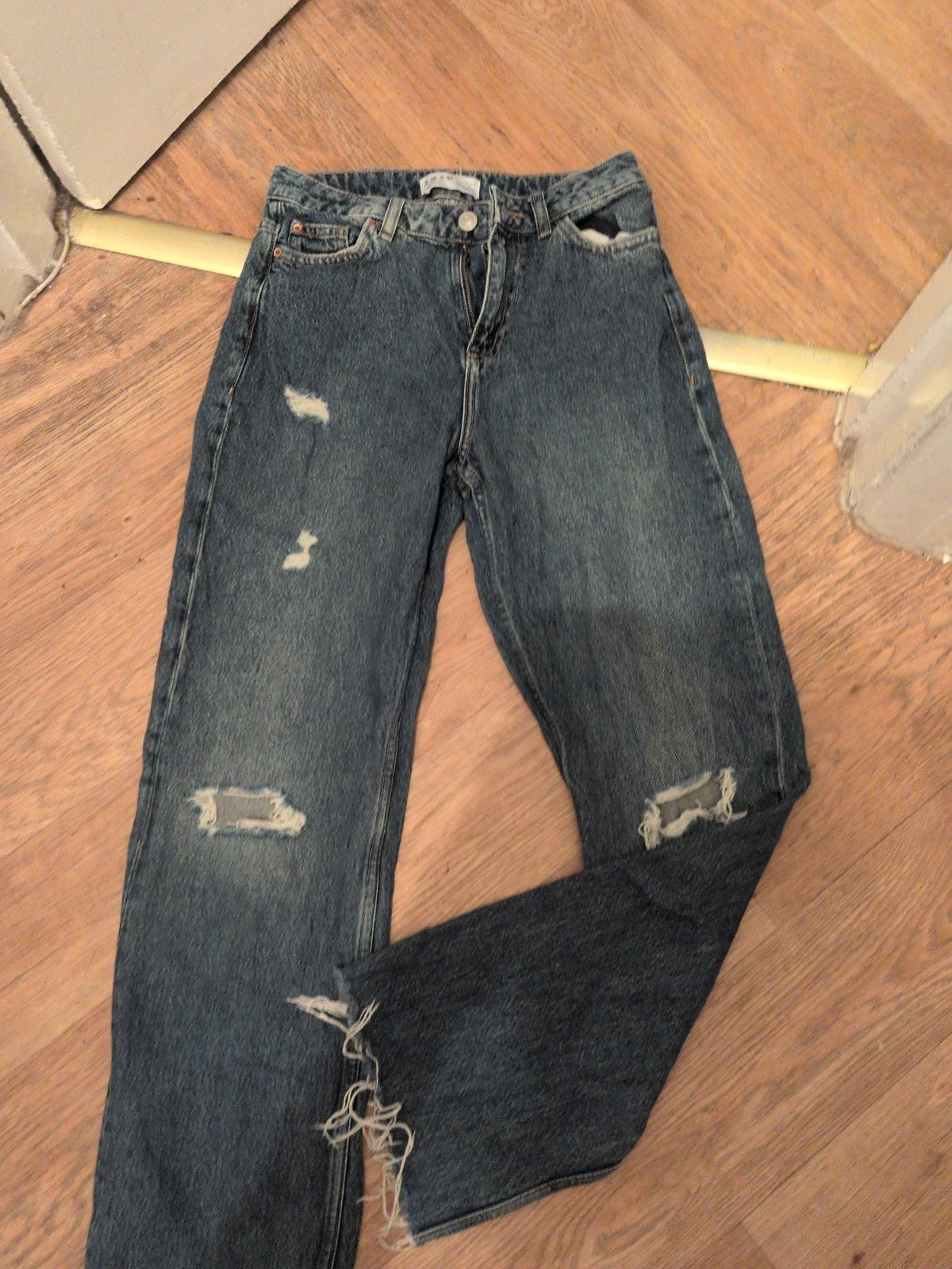 Ladies Denim&Co Size 8 Ripped Frayed Jeans