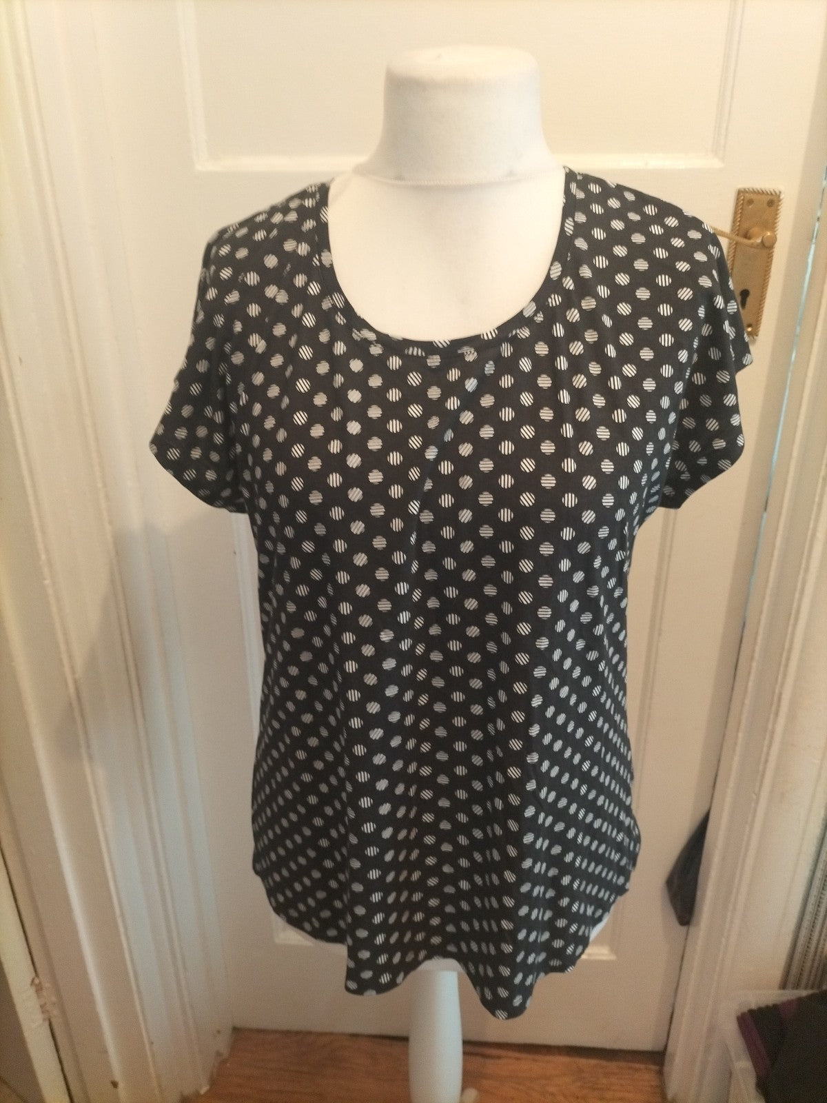 Chicos Size 2 Black White Circle Patterned Short Sleeve Tshirt