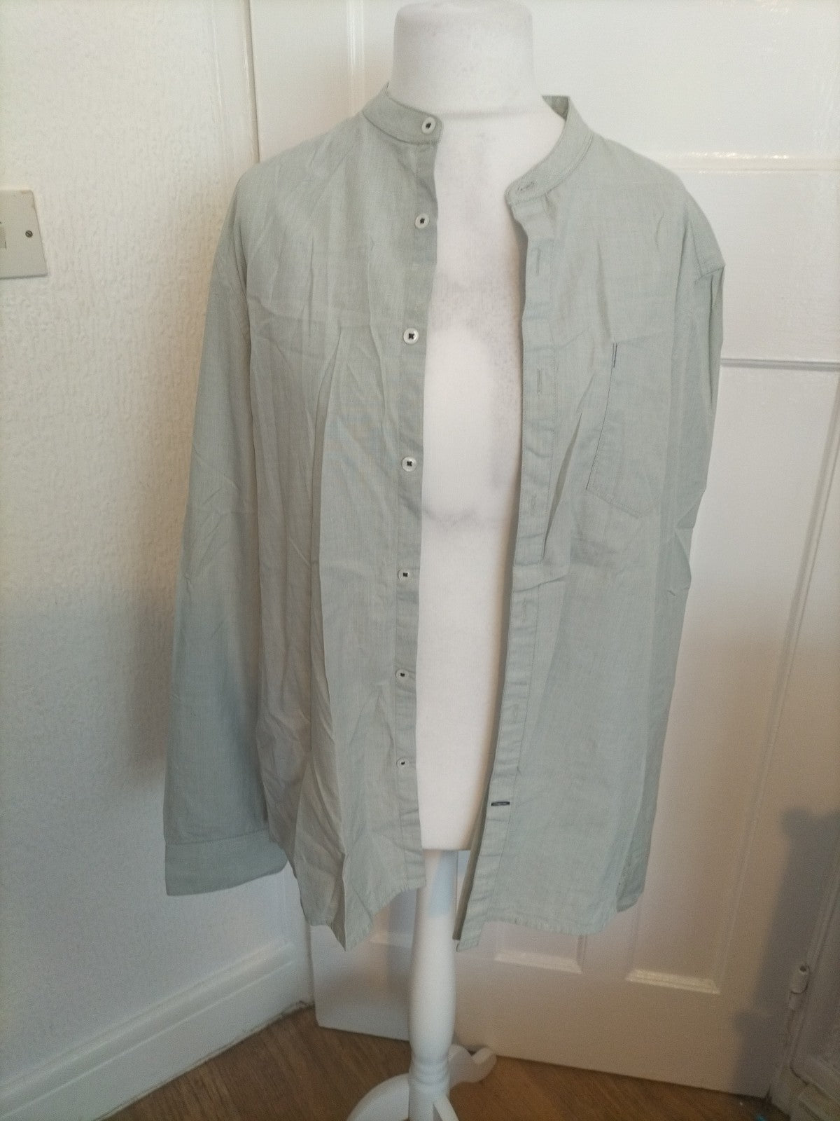 Mens Burton Size XL Grey Long Sleeved Uncollared Shirt