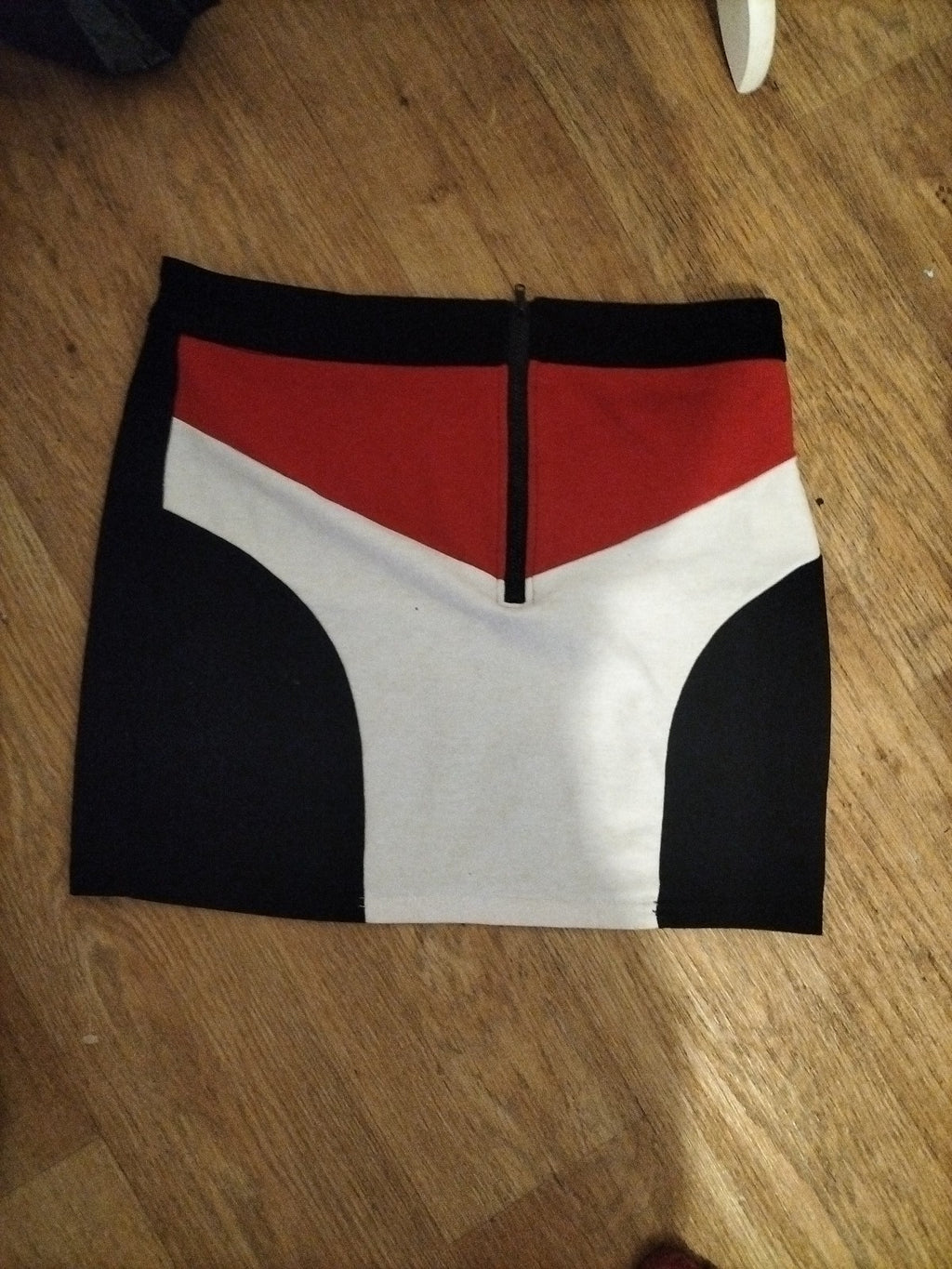 Ladies Shein Size Large Black/Red/White Skirt