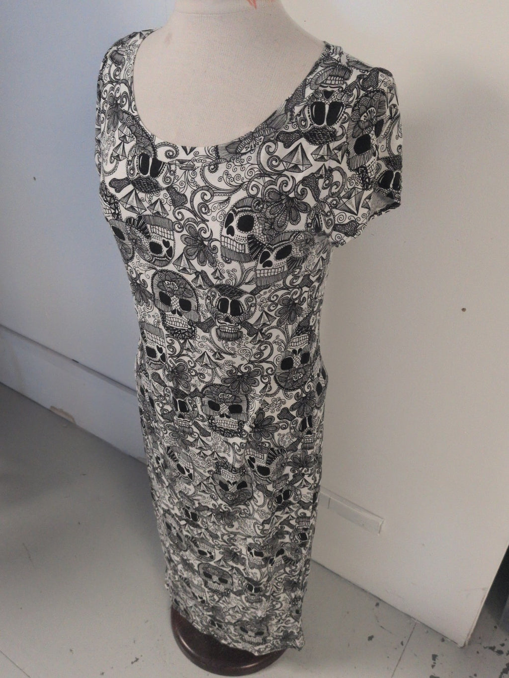 Select 16 Aztec Black And White Long Length Short Sleeve Dress