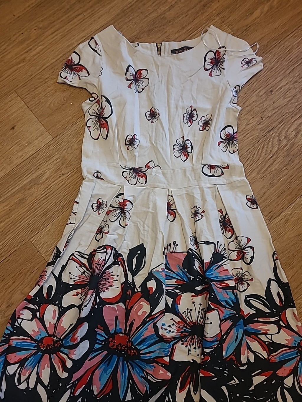 Ladies Amaya Size 10 Ivory With Black Red Floral Sleeveless Dress