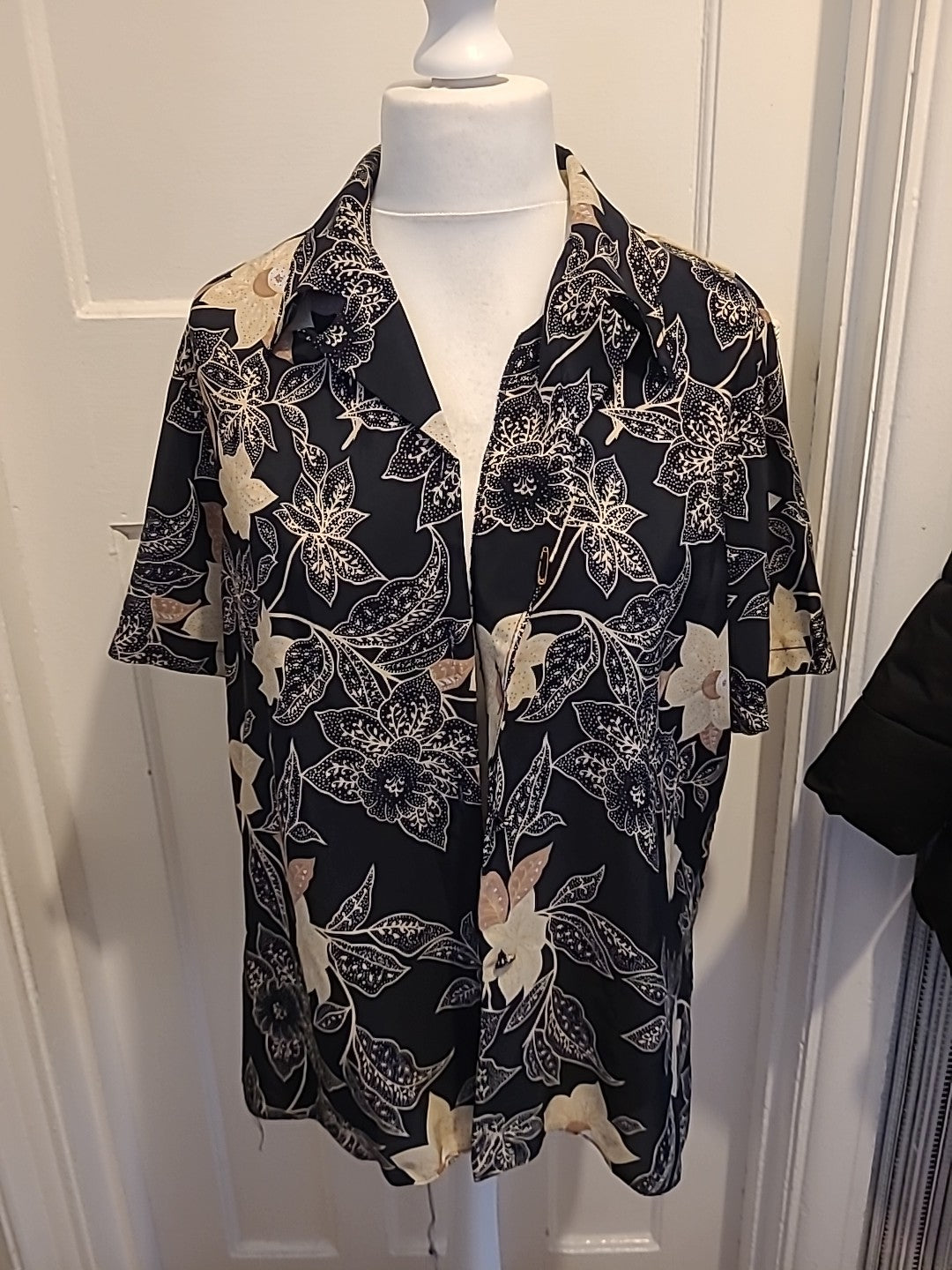 Ladies Size Large Navy And Cream Floral Buttoned Blouse Vintage