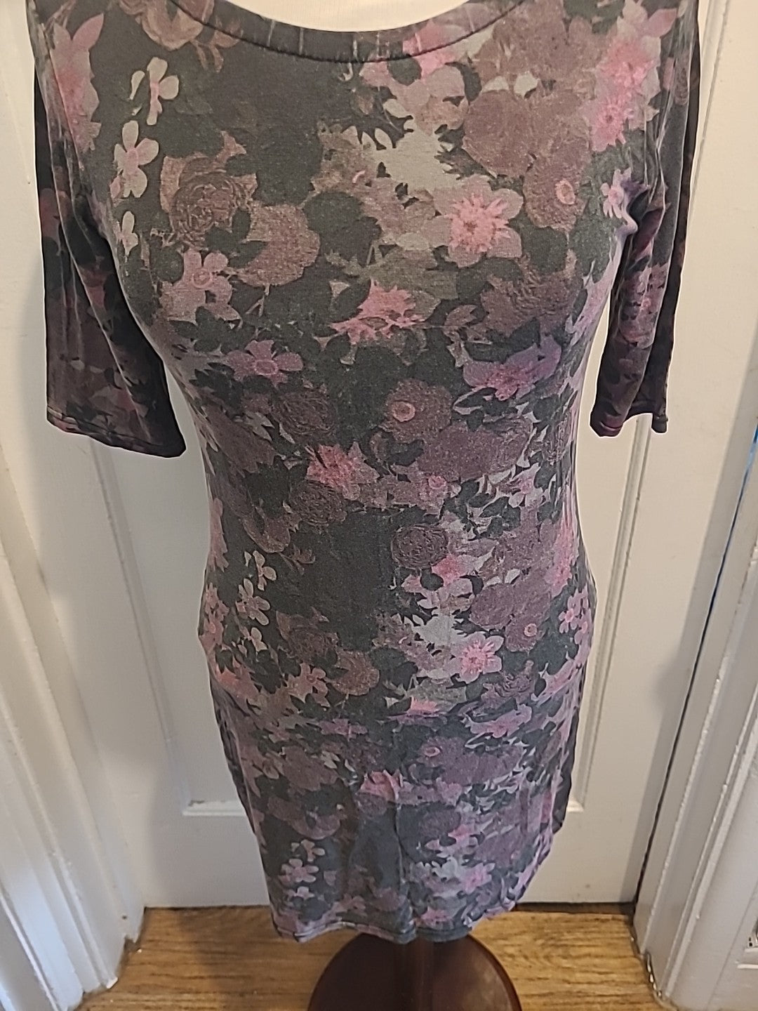 Ladies Damned Delux Size 12 Purple Floral Mid Sleeved Dress