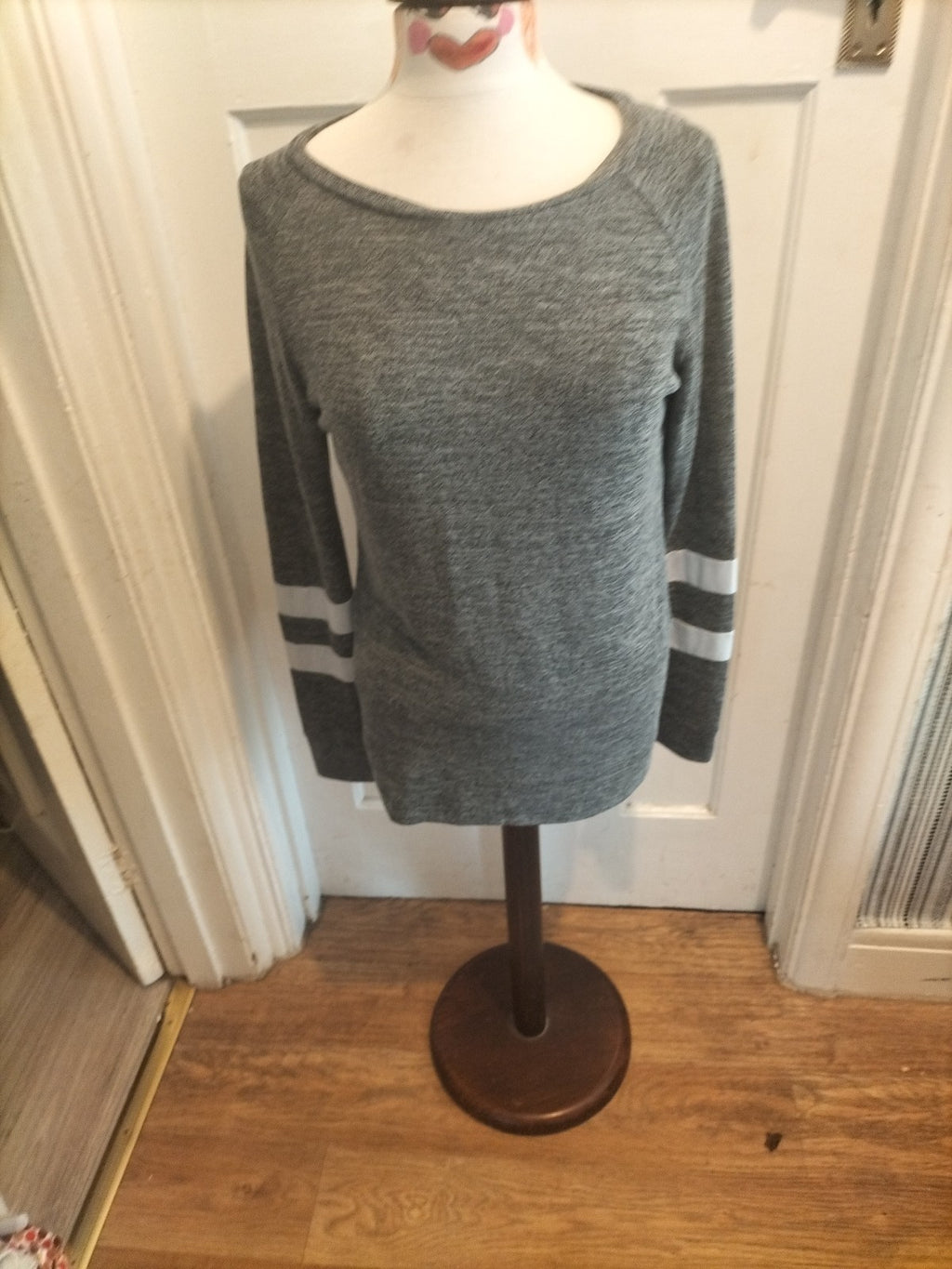 Ladies Size Small Long Sleeved Top Grey