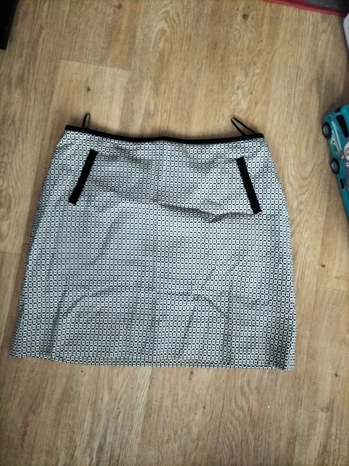 Ladies Marks And Spencer Size 12 Black And White 21 Inch Skirt