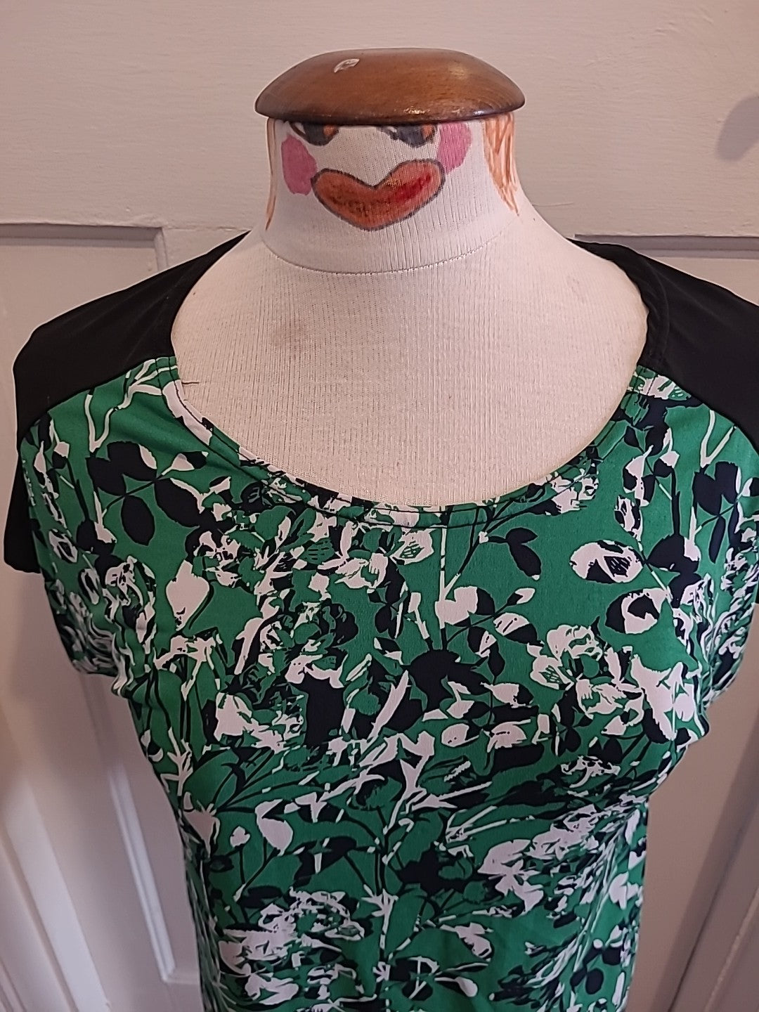 Ladies Nicole Collection Size 16 Green Black Floral Short Sleeved Tshirt